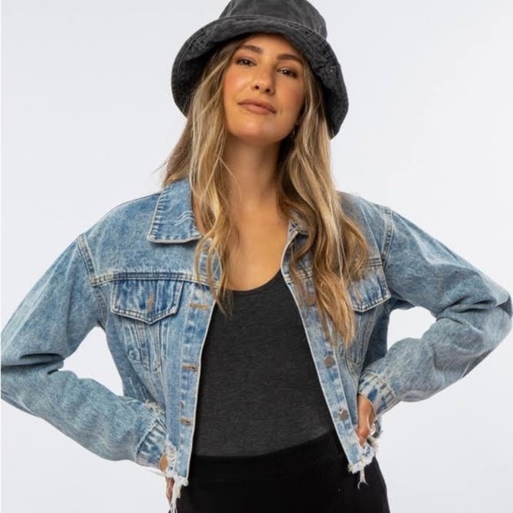NWOT CROPPED ABERCROMBIE AND FITCH CROP JEAN JACKET - SIZE XS